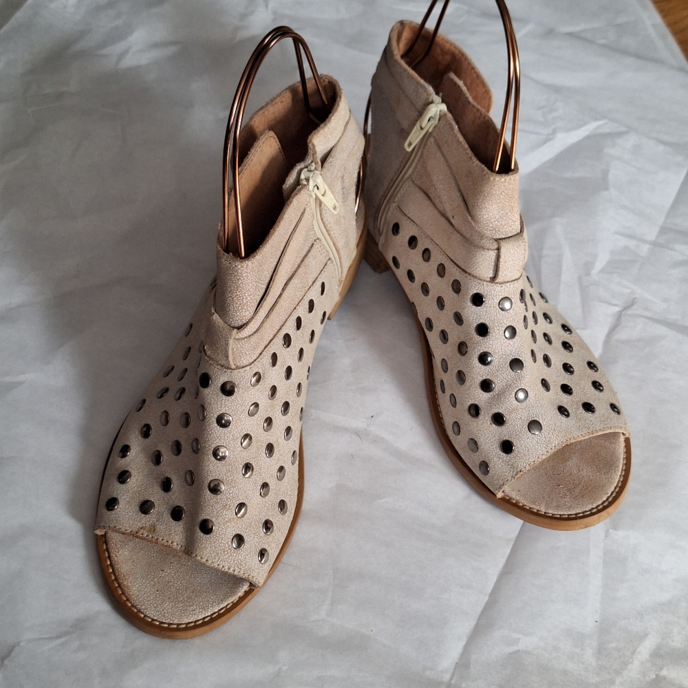 Musse & Cloud | Studded Peep Toe Ankle Booties Size 39 Light Tan